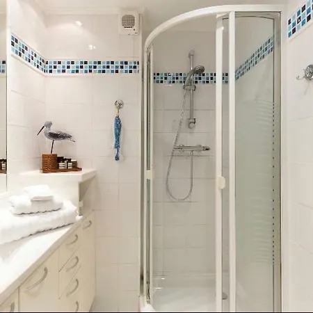 Sunny Cap View Terrace With Sea Views And Aircon شقة